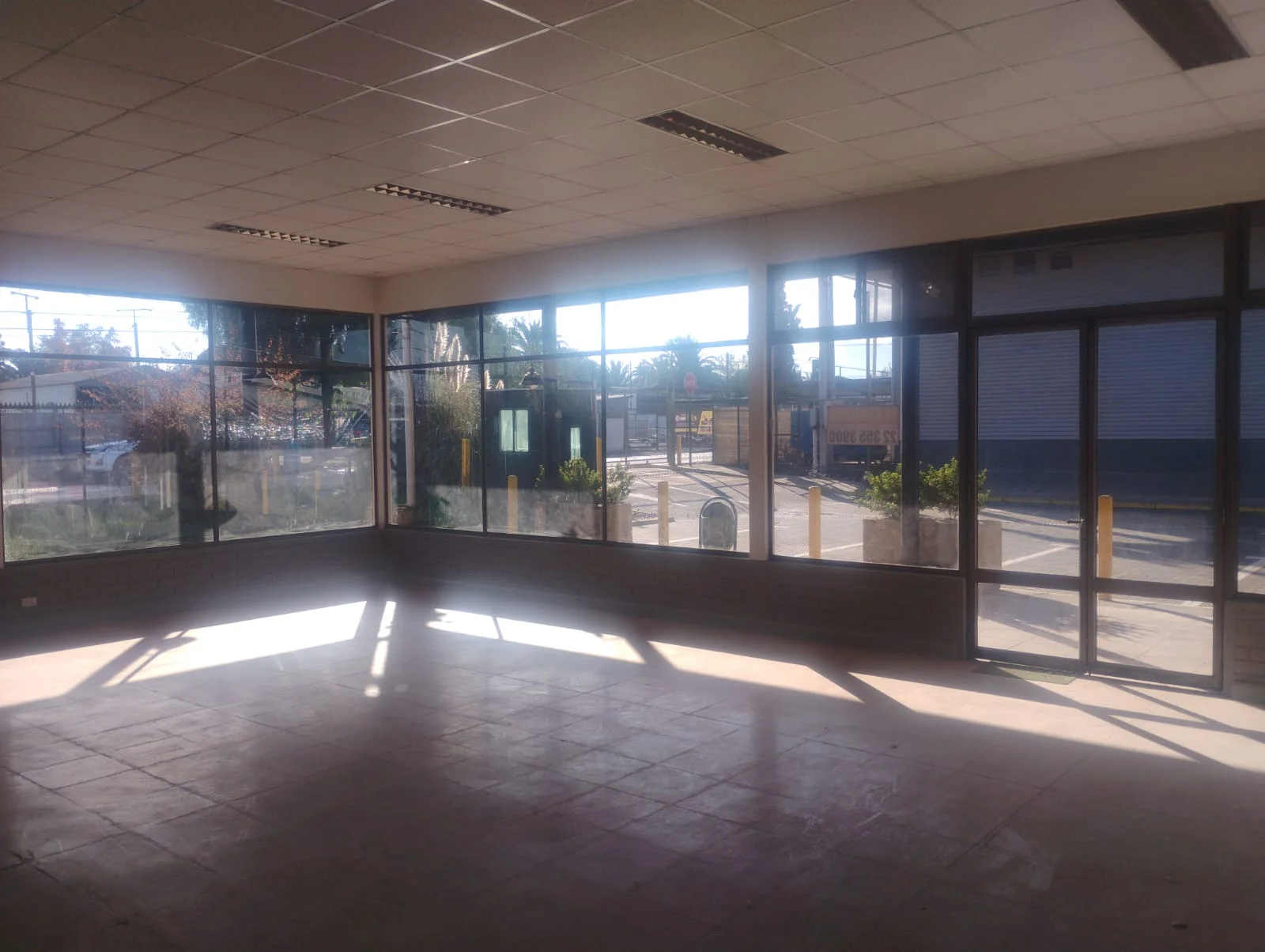 Strip Center Los Linderos – local comercial frente a colegio, condominios y autopista