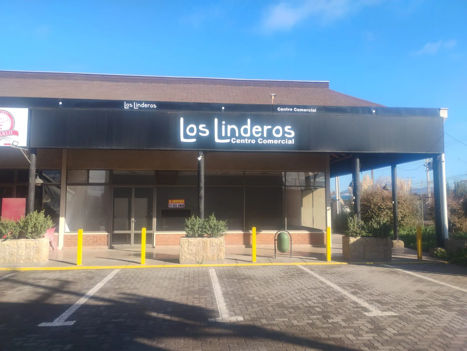 Strip Center Los Linderos – local comercial frente a colegio, condominios y autopista