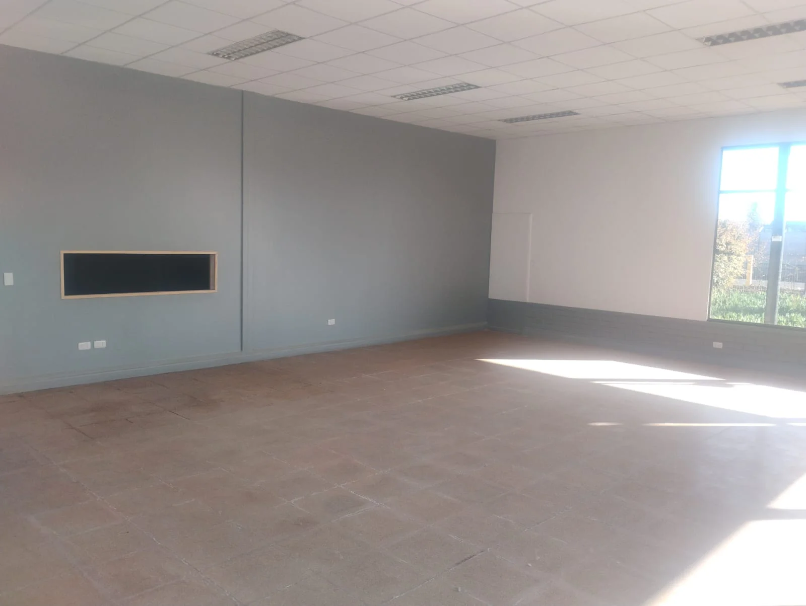 Strip Center Los Linderos – local comercial frente a colegio, condominios y autopista