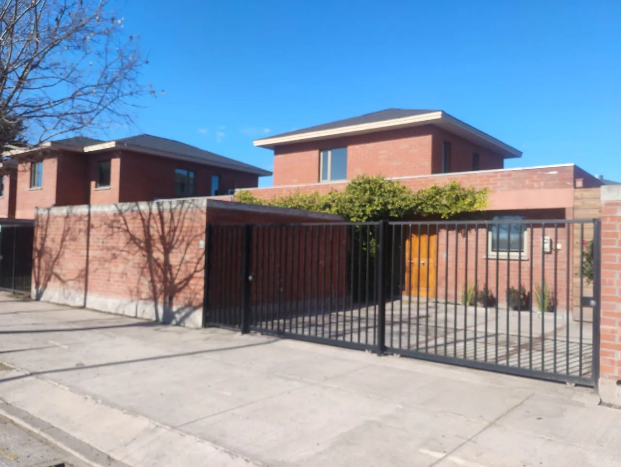 Amplia vivienda en un sector seguro y tranquilo.